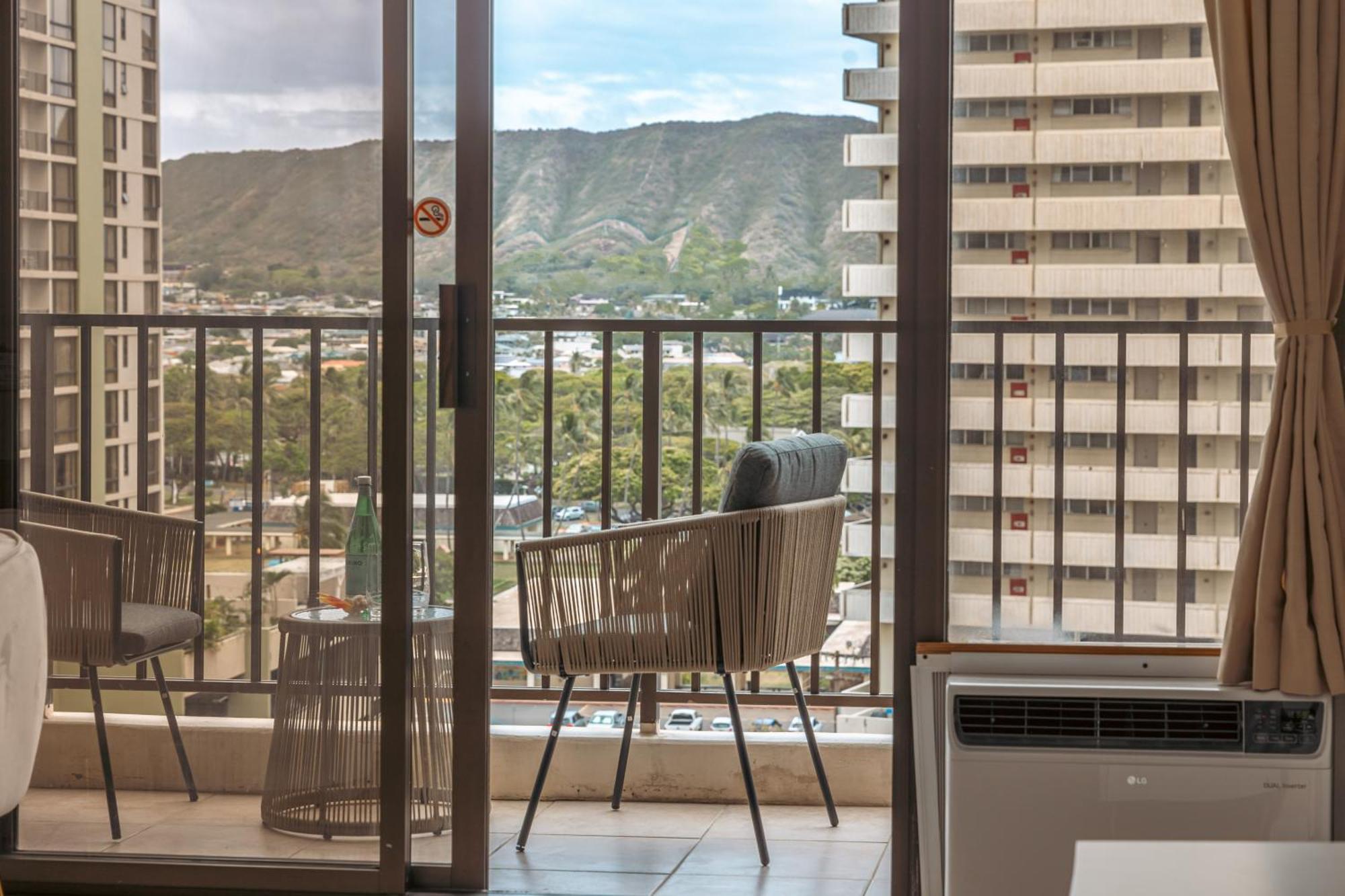 Newly Renovated ,1 Block To Waikiki Beach, Free Parking Apartamento Honolulu